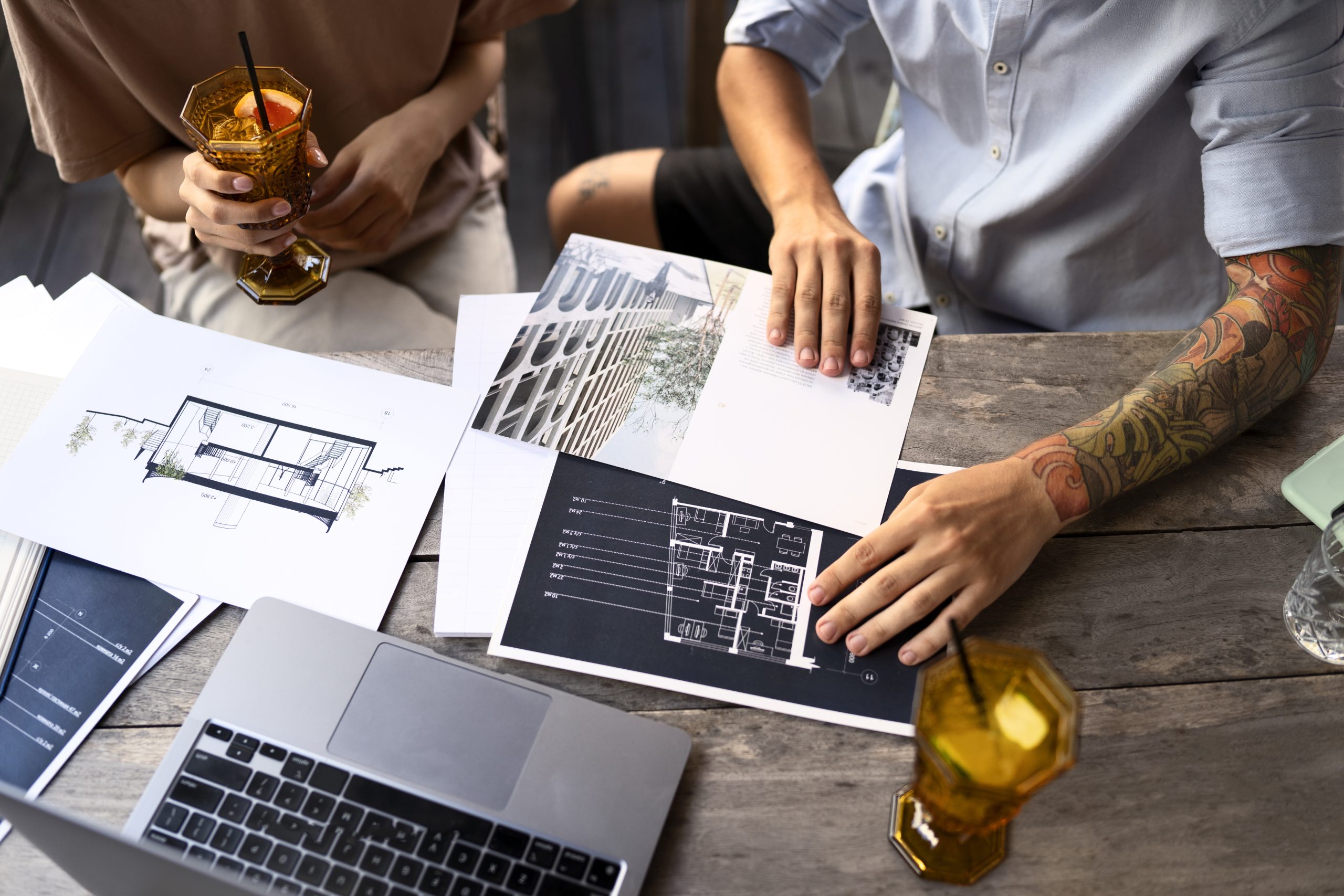 hermosa joven tatuada